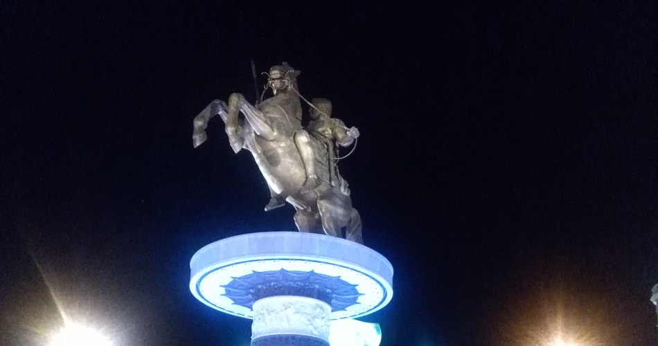 estatua-grande-guerreiro-alexandre-iluminado