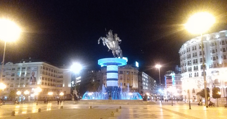 estatua-grande-guerreiro-alexandre-noite