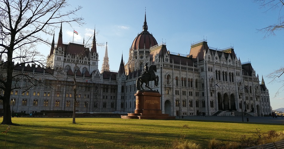 entrada-parlamento-hungaro