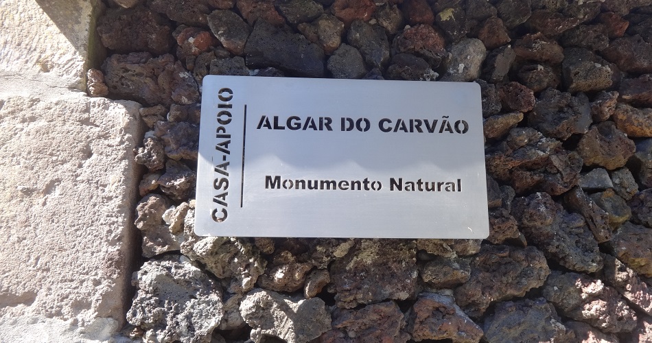 entrada-algar-do-carvao